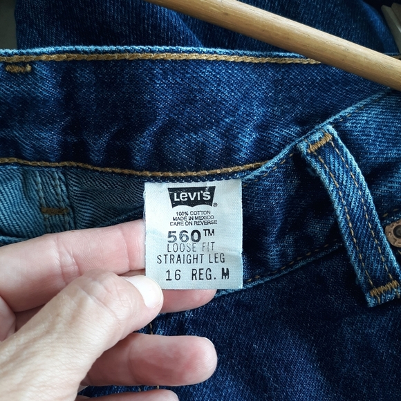 Vintage Levi's 560 Loose Fit Straight Leg Highrise - Picture 6 of 7
